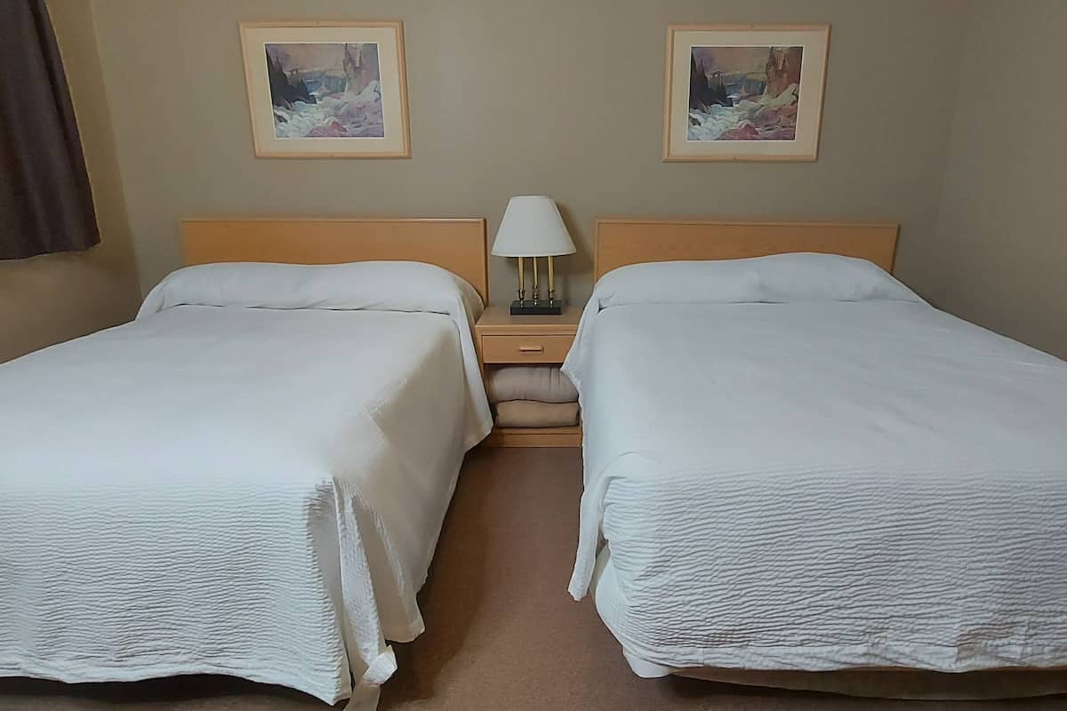Habitación tradicional, 2 camas dobles | Ropa de cama