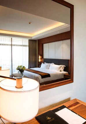 Executive Suite, 1 Bedroom, Balcony, River View | Minibar, in-room safe, desk, blackout drapes
