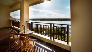 Un balcon donnant sur un lac et offrant une vue lointaine sur la ville.