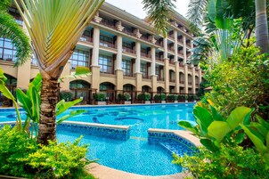 Outdoor pool, pool loungers