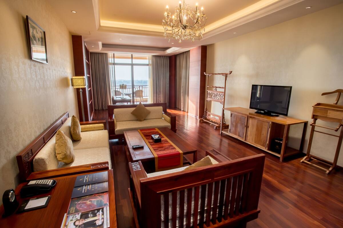 Executive-Suite, 1 Schlafzimmer, Balkon, Flussblick | Wohnbereich | 32-Zoll-LCD-Fernseher mit Satellitenempfang, Fernseher