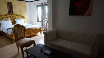 Studio Suite | Minibar, in-room safe, desk, free WiFi