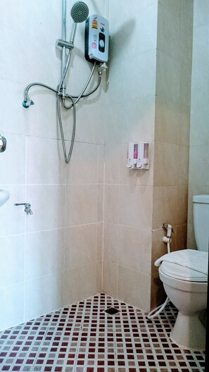 Quarto casal luxo | Banheiro | Chuveiro, produtos de toalete grátis, chinelos, toalhas de banho