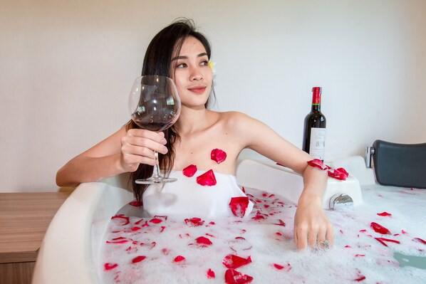 Jacuzzi Suite   | ミニバー、セーフティボックス (室内)、デスク、WiFi (無料)