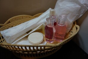 Shower, free toiletries, towels