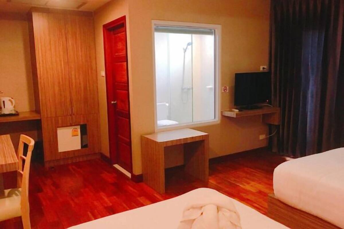 Minibar, coffres-forts dans les chambres, bureau