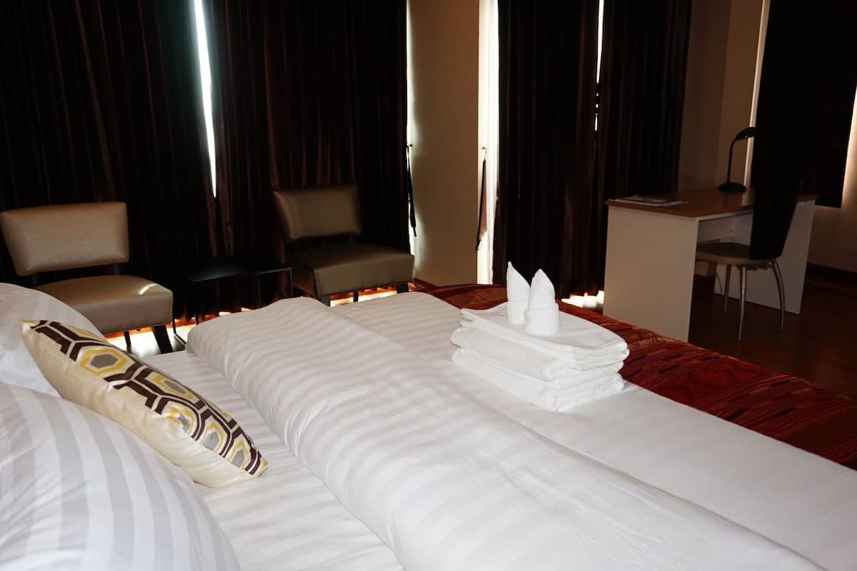 Executive Room | Minibar, in-room safe, desk, rollaway beds