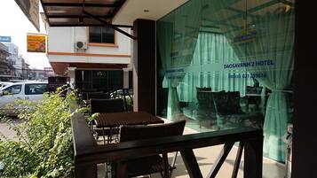 Breakfast served, international cuisine