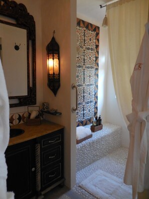 Suite, 1 cama King size | Baño | Regadera, amenidades de baño gratuitas, secadora de cabello, batas 