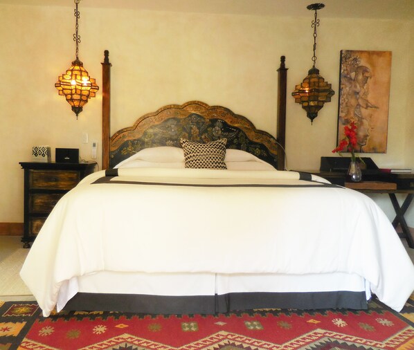 Suite, 1 kingsize bed, toegankelijk voor mindervaliden | Luxe beddengoed, een minibar, een kluis op de kamer, een bureau