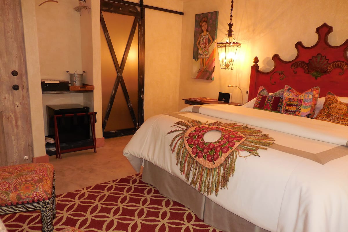 Suite, vista parcial al océano | Ropa de cama de alta calidad y minibar