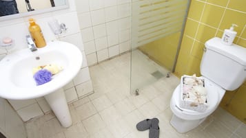 Phòng tắm | Buồng tắm vòi sen, khăn tắm, xà phòng, dầu gội