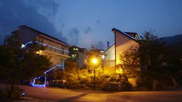 Mặt tiền nơi lưu trú - ban đêm