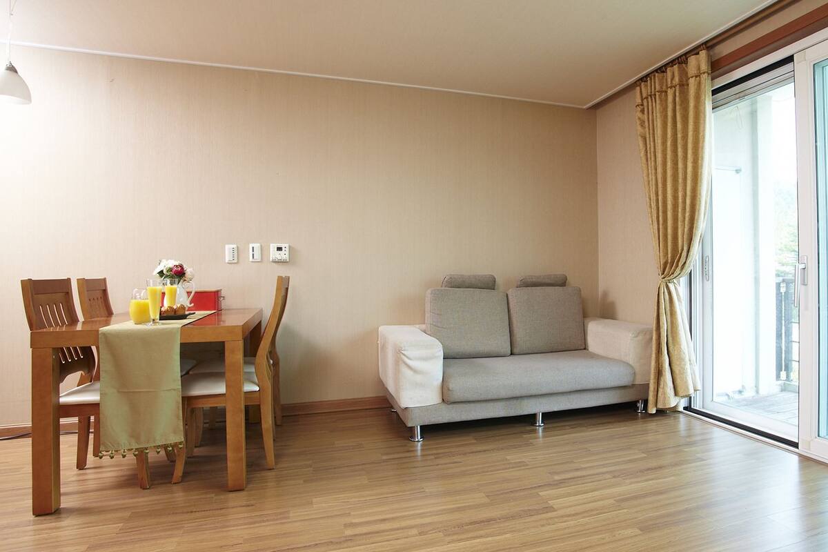 Deluxe Room (Red) | Living area