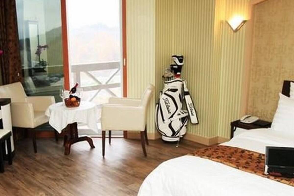 Standard Room (A, Blue) | Free WiFi