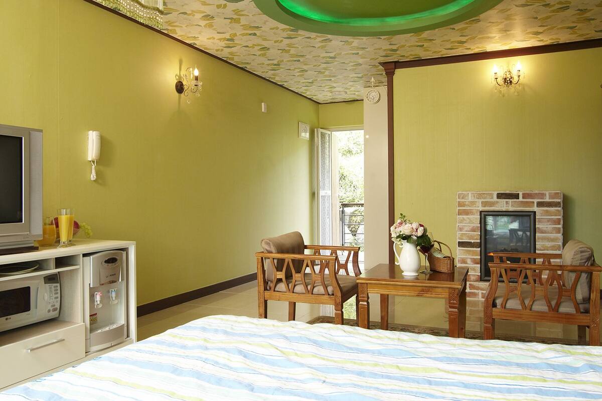 Standard Room (A-1, Yellow) | Free WiFi