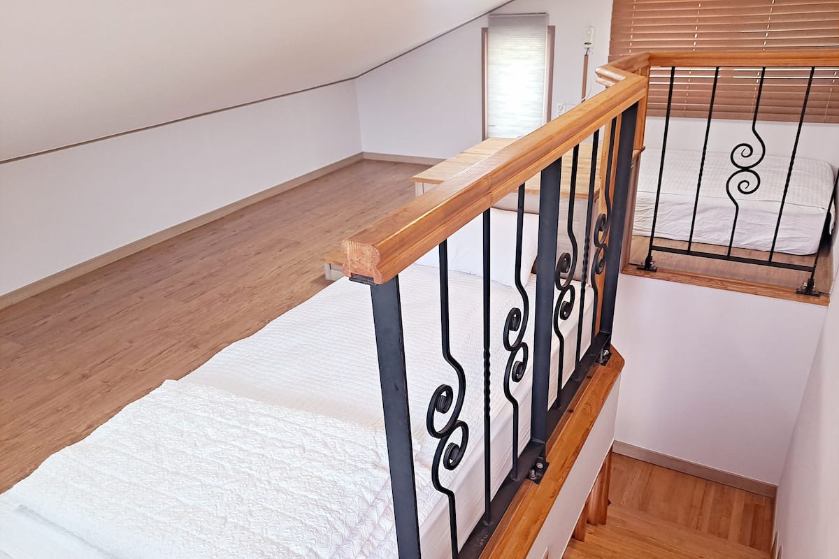 Apartamento (Duplex) | Roupas de cama premium, frigobar, escrivaninha, quartos à prova de som