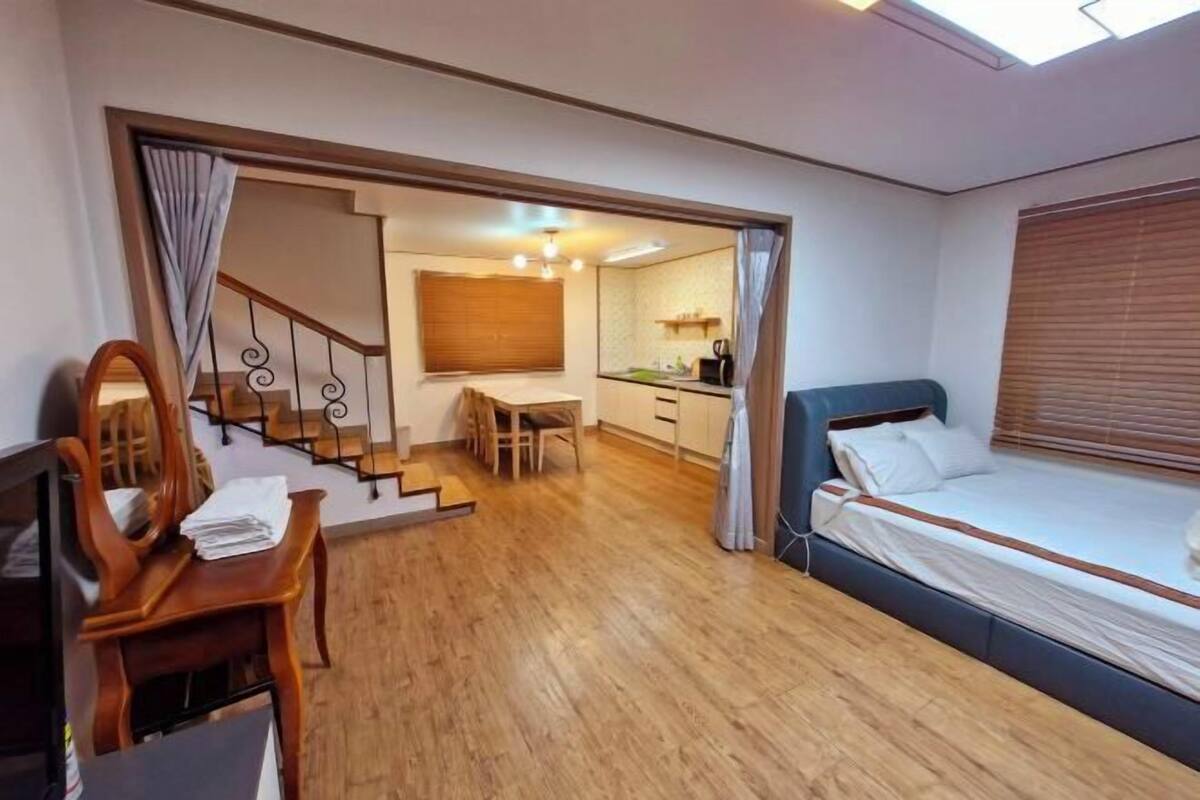 Bộ đồ giường cao cấp, minibar, bàn, phòng cách âm