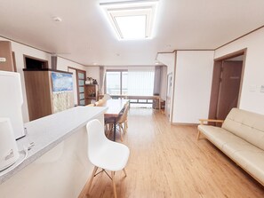 Leilighet – deluxe, 3 soverom | Oppholdsområde | Filmkjøp