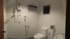 Standard Twin Room, 2 Twin Beds, Non Smoking | Bathroom | Shower, hair dryer, towels