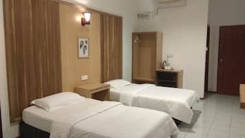 Standard Twin Room, 2 Twin Beds, Non Smoking | Desk, free WiFi