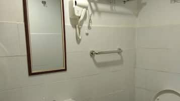 Standard Room, 1 Queen Bed, Non Smoking | Bathroom | Shower, hair dryer, towels