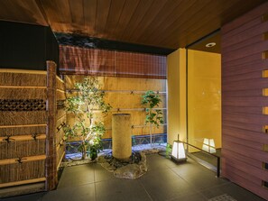Pintu masuk hartanah