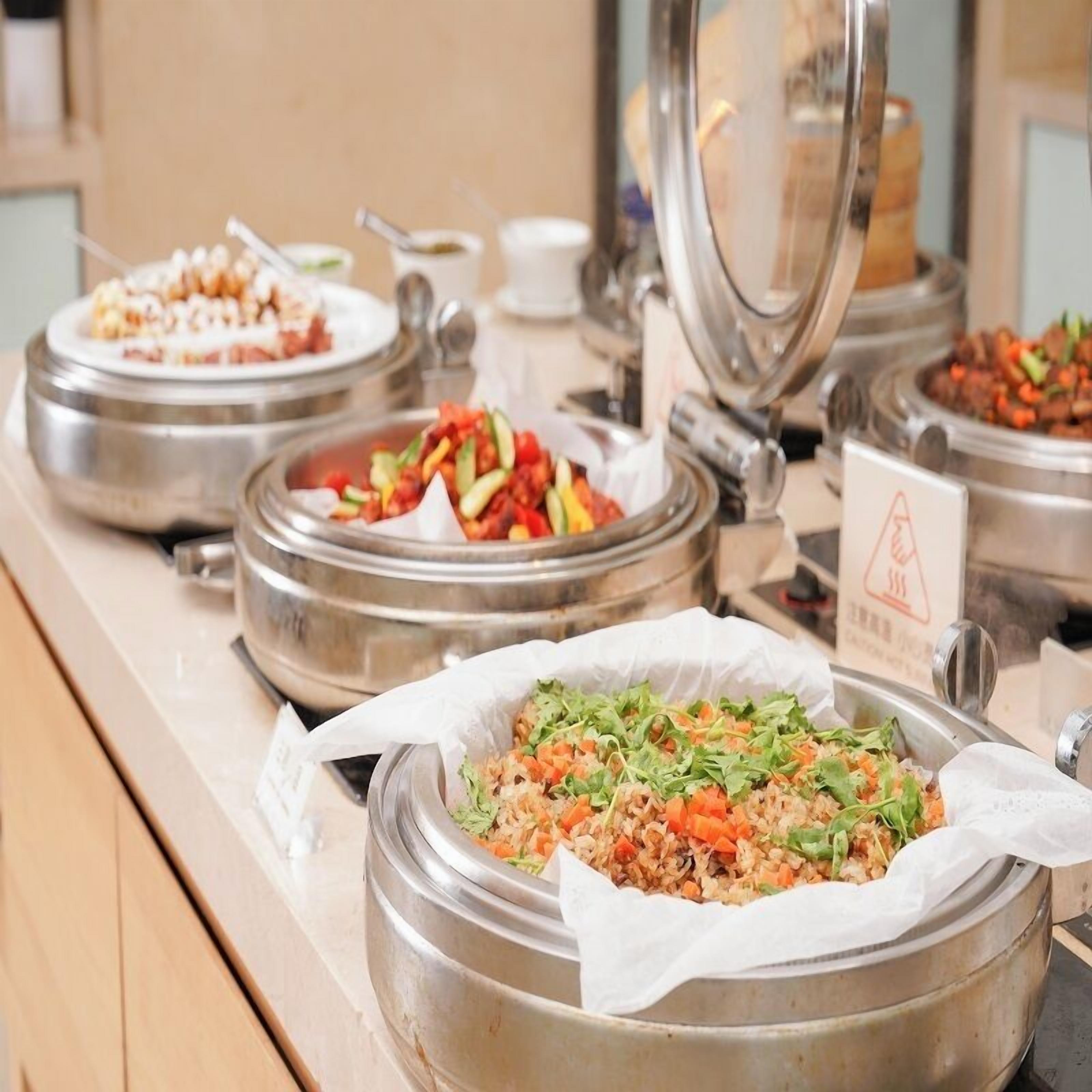 lunch and dinner served, international cuisine