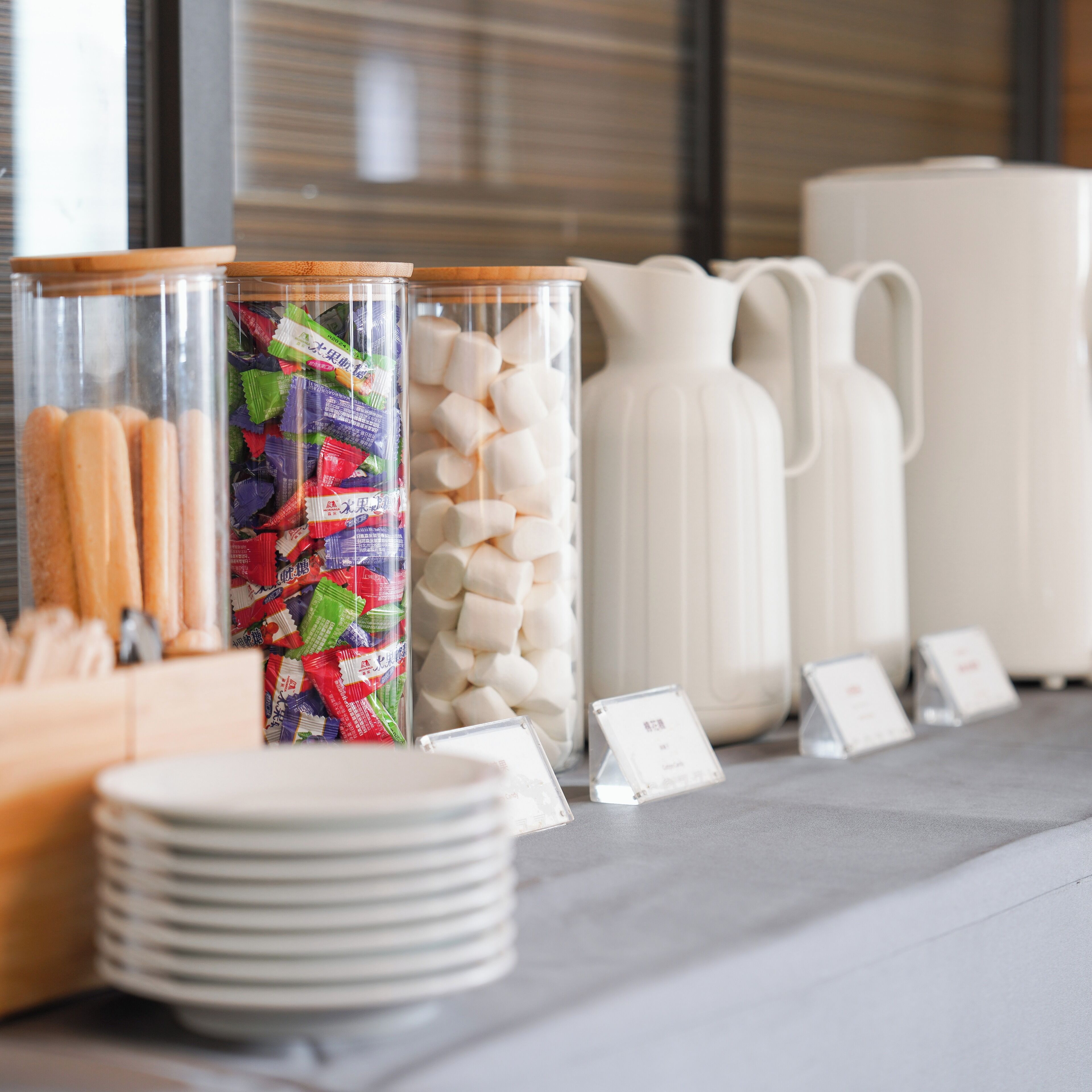 lunch and dinner served, international cuisine