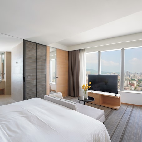 Cozzi Corner King Bed Room. HOTEL COZZI Zhongshan Kaohsiung