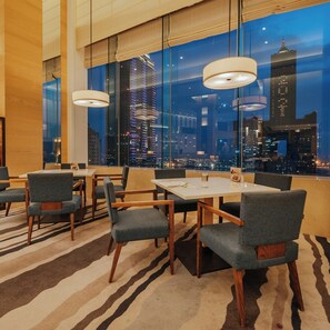 Phục vụ bữa trưa và bữa tối, món ăn mang phong cách quốc tế 