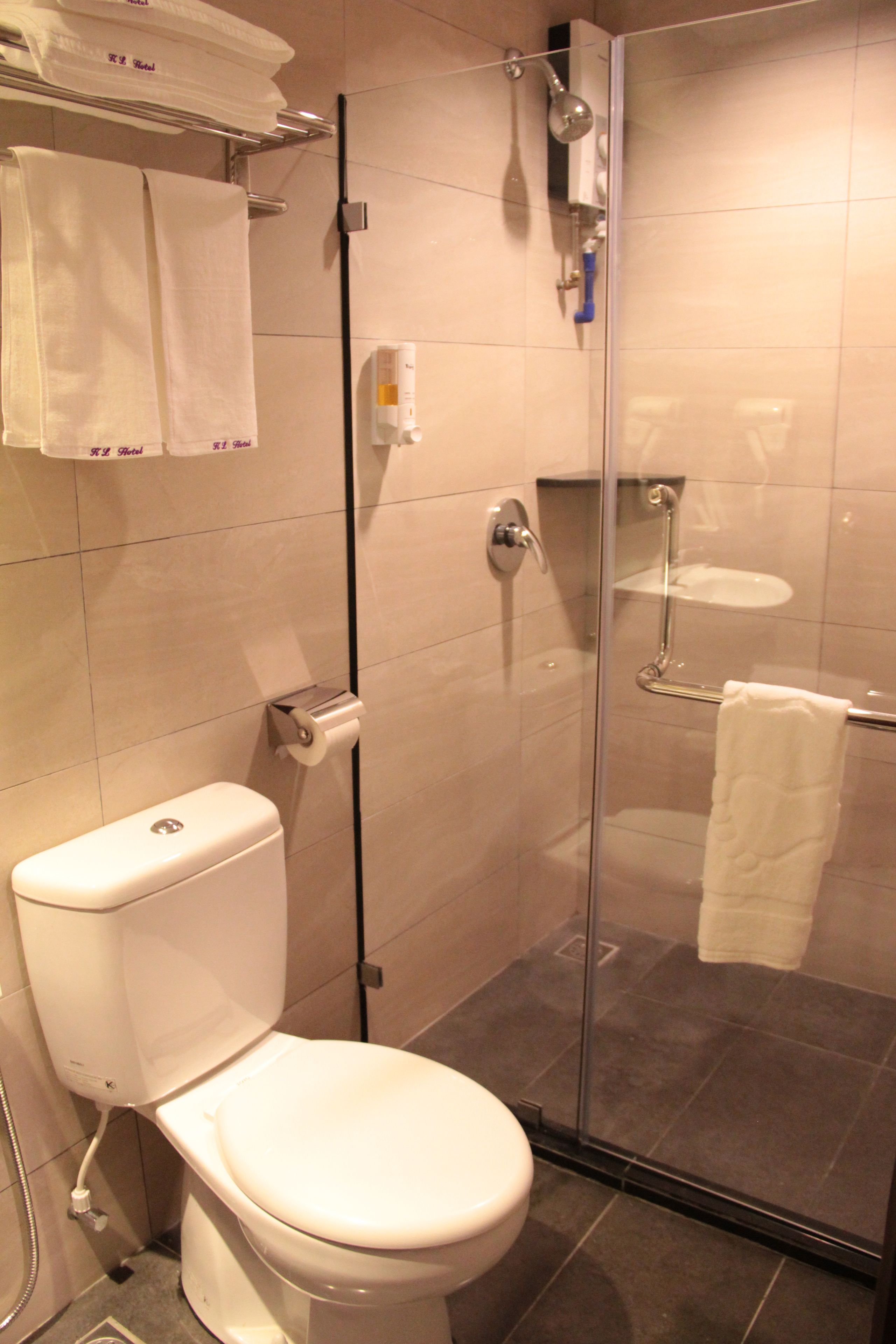 shower, free toiletries, hair dryer, bidet