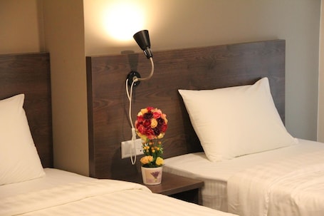 Escritorio y espacio para trabajar con laptop