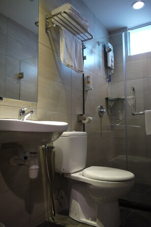 Ducha, artículos de tocador gratuitos, secador de pelo, bidet