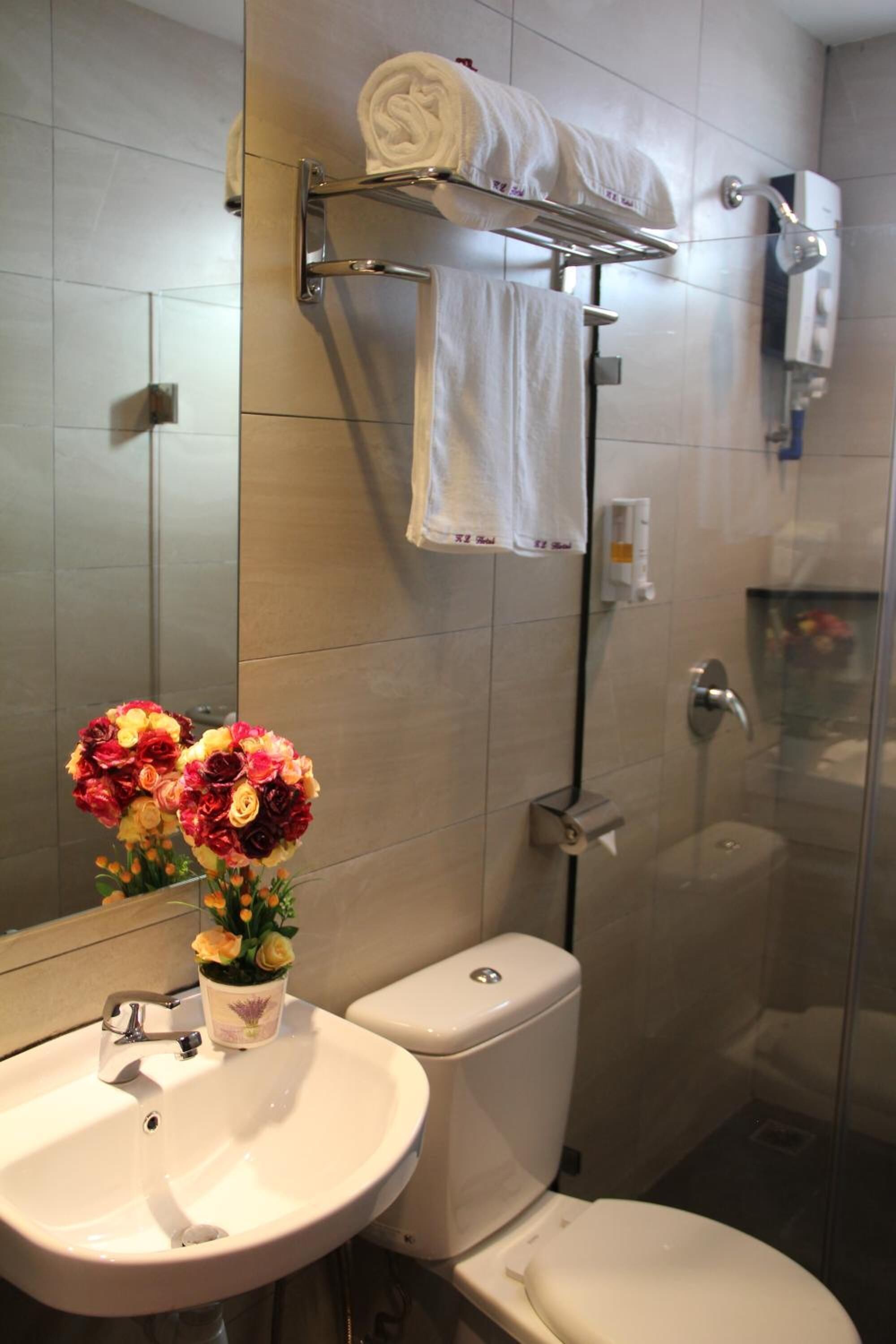 shower, free toiletries, hair dryer, bidet