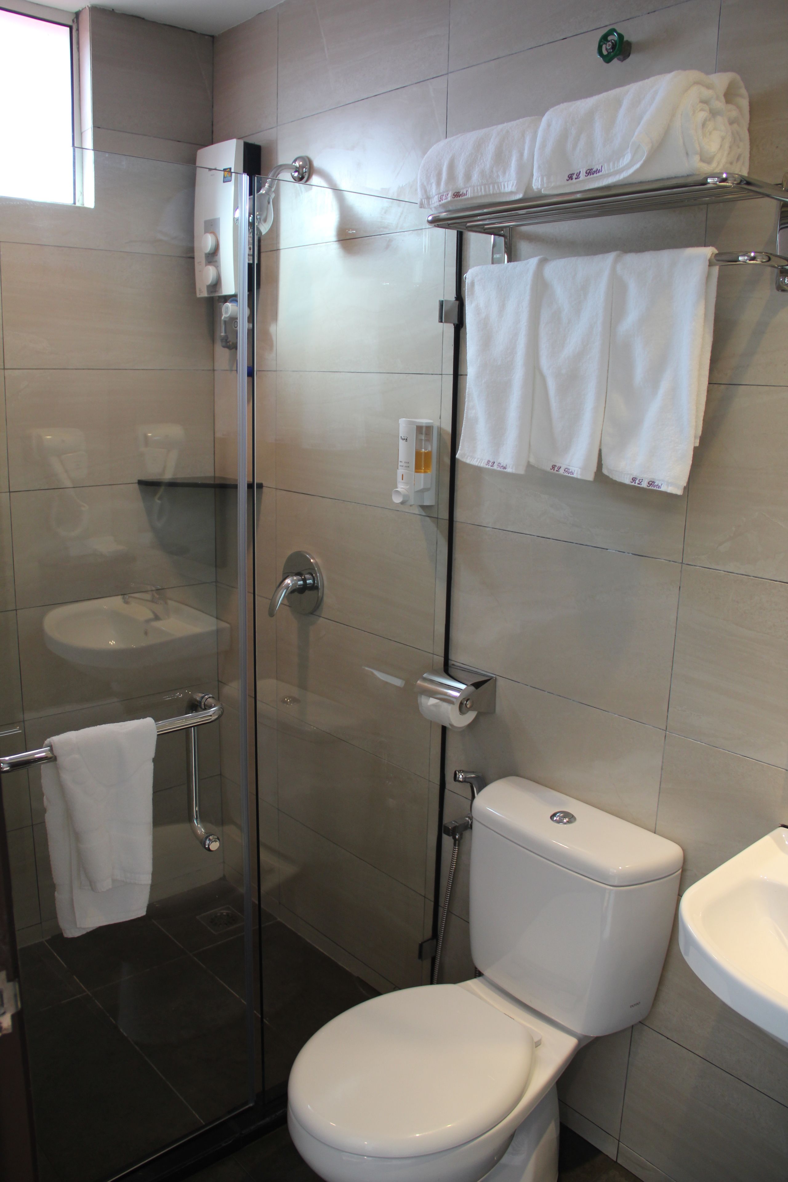 shower, free toiletries, hair dryer, bidet