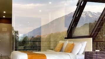 Deluxe Luxury Room | Iron/ironing board, free WiFi, bed sheets