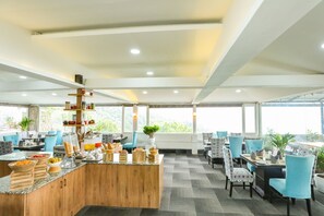 Desayuno buffet (INR 750 por persona) 