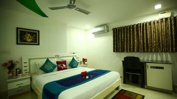 Chambre Standard Double ou avec lits jumeaux, 1 lit double, salle de bains privée | Coffres-forts dans les chambres, bureau, Wi-Fi gratuit