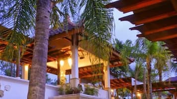 Breakfast, lunch, dinner served; Indonesian cuisine