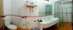 Combined shower/tub, free toiletries, towels - Hotel Tidar Malang (Malang)