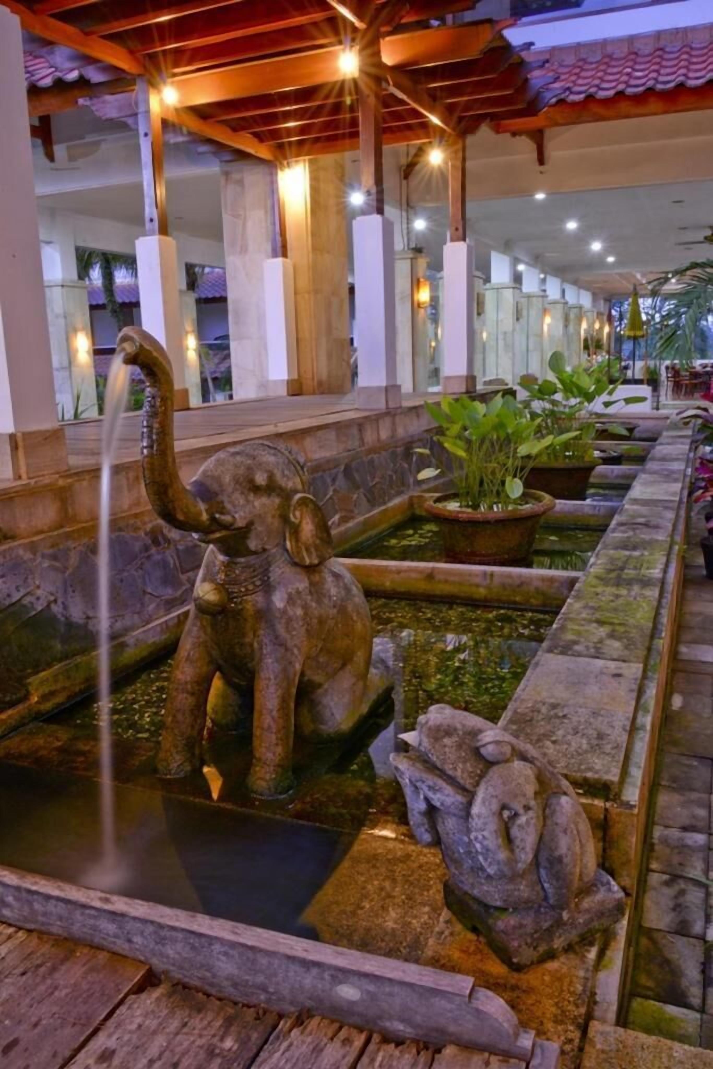 Ein Wasserspiel mit Elefantenstatuen in einem Innenhof.