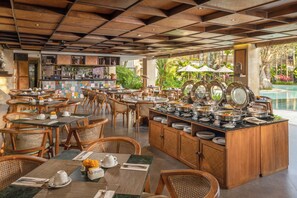 Phục vụ bữa sáng, bữa trưa và bữa tối 