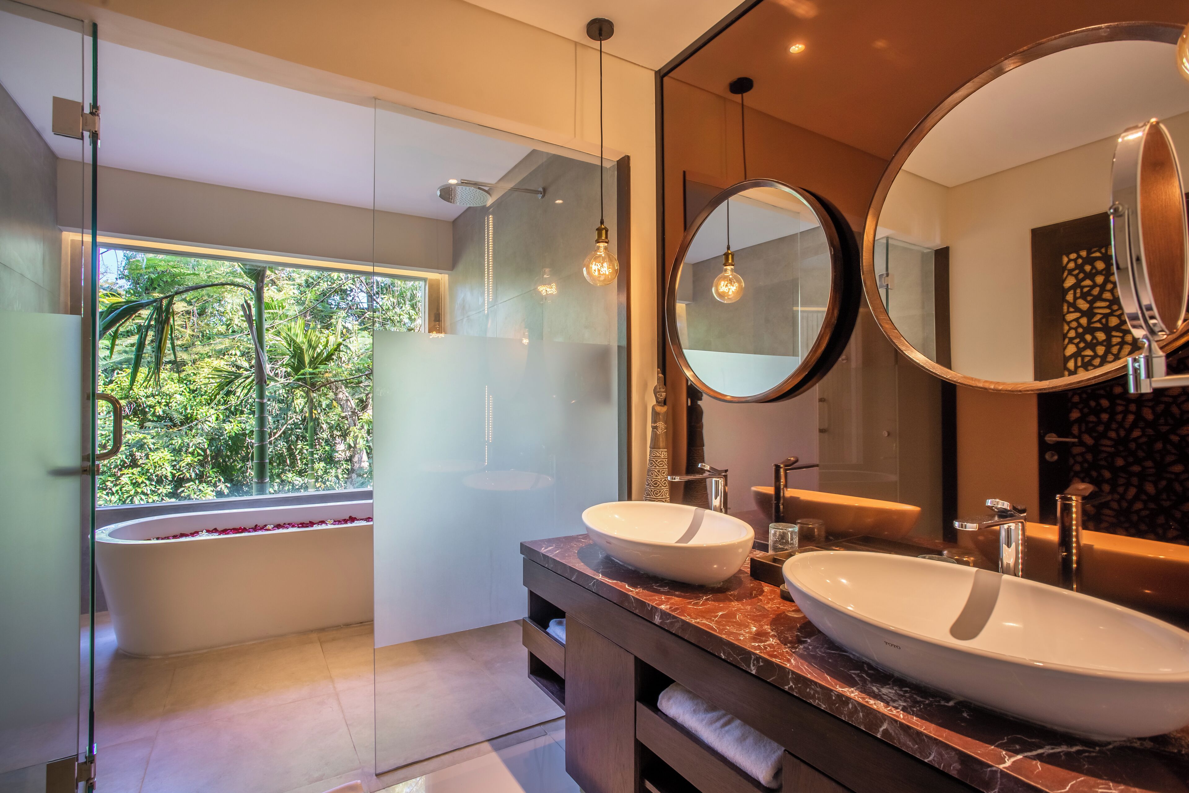 panoramic suite (free entrance to bali zoo) | bathroom | separate bathtub and shower, free toiletries, hair dryer, slippers