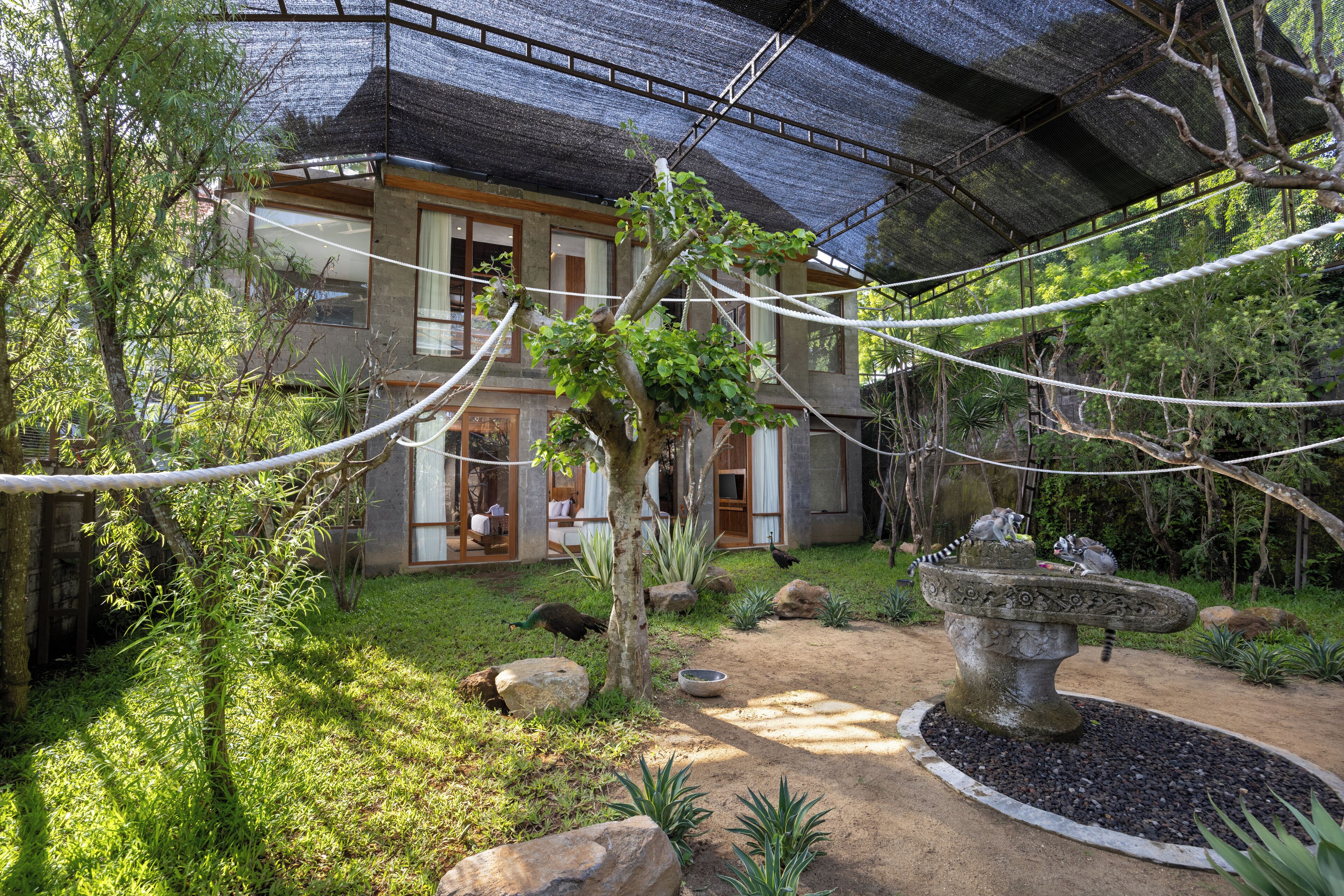 المنشأة من الخارج