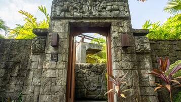 River Private Pool Villa (Free entrance to Bali Zoo) | Seprai premium, minibar, brankas, dan meja kerja