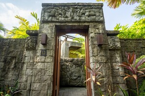 River Private Pool Villa (Free entrance to Bali Zoo) | Premium bedding, minibar, in-room safe, desk - Sanctoo Suites and Villas (Sukawati)