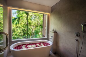 Panoramic Suite (Free Entrance to Bali Zoo) | Bad | Separat badekar og dusj, toalettartikler (inkludert), hårføner og tøfler