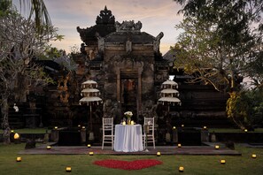 Phục vụ bữa sáng, bữa trưa và bữa tối 