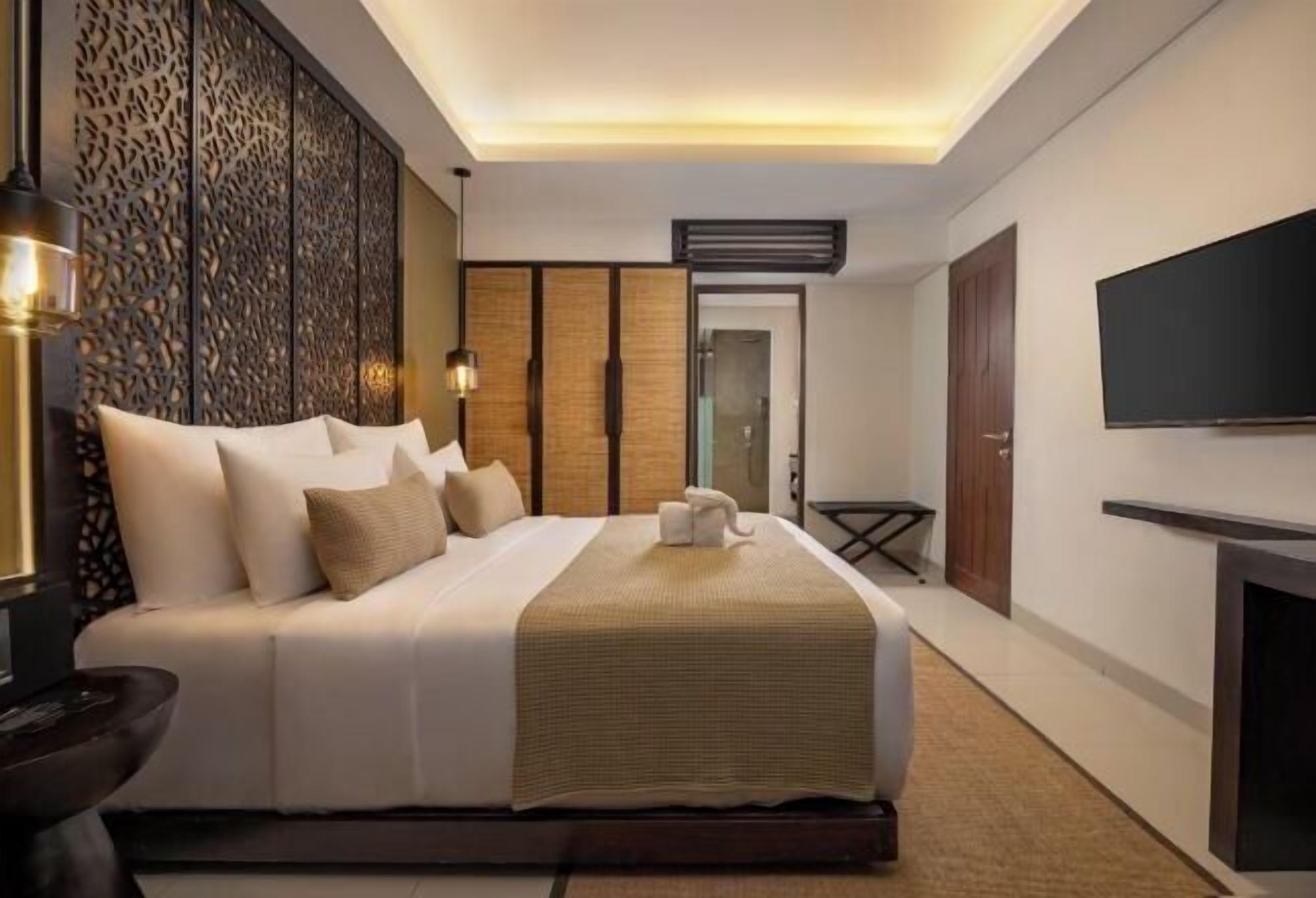 Premium bedding, minibar, in-room safe, desk